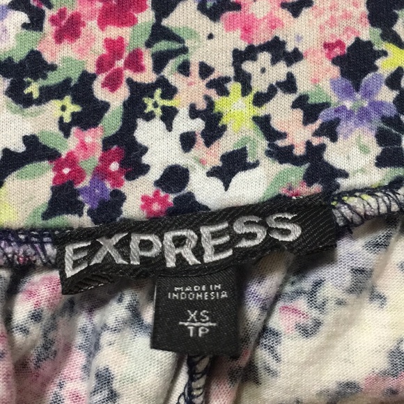 Express flowy flower printed shorts - Picture 2 of 2